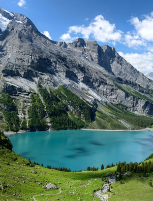 Mountain landscape with a turquoise lake representing the Explorer archetype of freedom and discovery